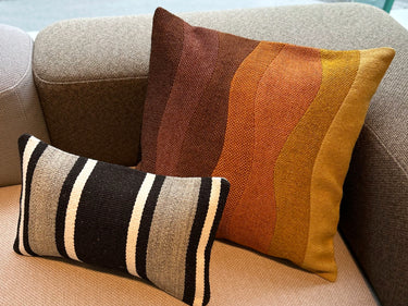 異なるサイズのクッションと置かれたキリムクッション(C-15443)の写真