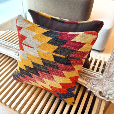 鏡の前に置かれたキリムクッション(C-10541)の写真