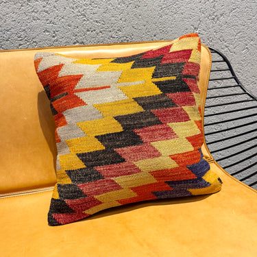 ソファの上に置かれたキリムクッション(C-10541)の写真