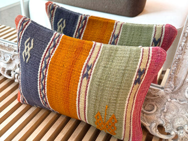 鏡の前に置かれたキリムクッション（C-12098）の写真