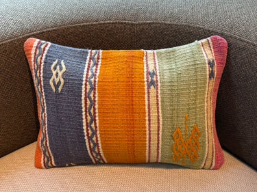 ソファに置かれたキリムクッション（C-12098）の写真2