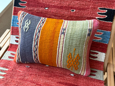 チェアに置かれたキリムクッション（C-12098）の写真