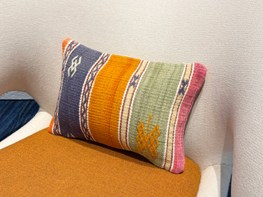 ソファに置かれたキリムクッション（C-12098）の写真1
