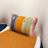 ソファに置かれたキリムクッション（C-12098）の写真1