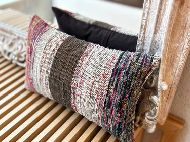 鏡の前に置かれたキリムクッション（C-13255）の写真