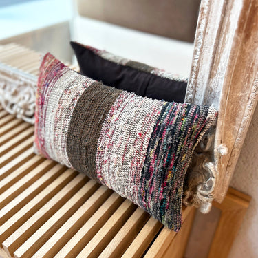 鏡の前に置かれたキリムクッション（C-13255）の写真