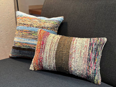 異なるサイズのクッションと置かれたキリムクッション（C-13255）の写真