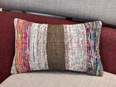 ソファの上に置かれたキリムクッション（C-13255）の写真