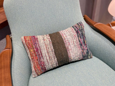 椅子に置かれたキリムクッション（C-13255）の写真1