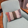 椅子に置かれたキリムクッション（C-13255）の写真1