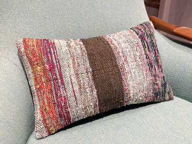 椅子に置かれたキリムクッション（C-13255）の写真2