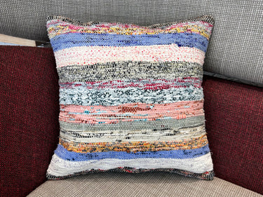 ソファの上に置かれた裂き織りキリムクッション（C-13774）の写真