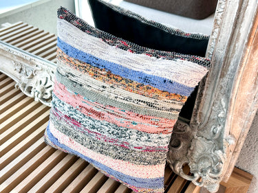 鏡の前に置かれた裂き織りキリムクッション（C-13774）の写真