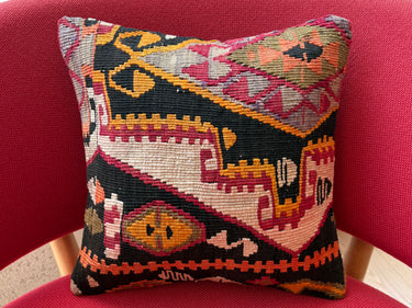 椅子に置かれたC-14436の写真3