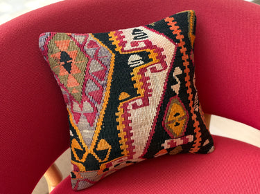 椅子に置かれたC-14436の写真1