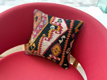 椅子に置かれたC-14436の写真4