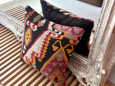 椅子に置かれたC-14436の写真2