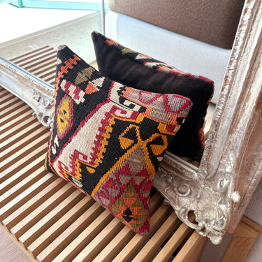 椅子に置かれたC-14436の写真2