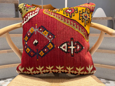 Yチェアの上に置かれたキリムクッション（C-14687）の写真1