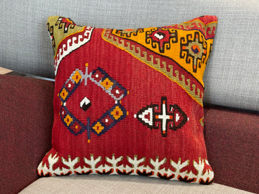 ソファの上に置かれたキリムクッション（C-14687）の写真