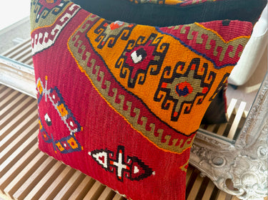 鏡の前に置かれたキリムクッション（C-14687）の写真