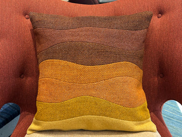 チェアの上に置かれた草木染めパッチワークキリムクッション（C-15119）の写真2