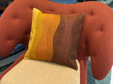 チェアの上に置かれた草木染めパッチワークキリムクッション（C-15119）の写真3