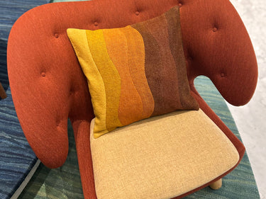 チェアの上に置かれた草木染めパッチワークキリムクッション（C-15119）の写真1