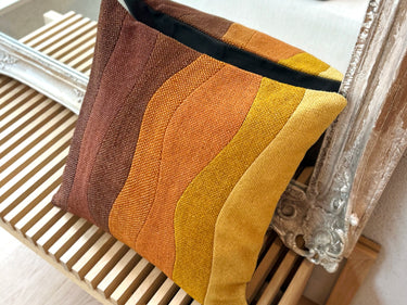 鏡の前に置かれた草木染めパッチワークキリムクッション（C-15119）の写真