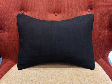 ソファの上に置かれるアンティークキリムのパッチワーククッションの写真3