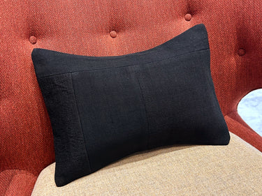 ソファの上に置かれるアンティークキリムのパッチワーククッションの写真1