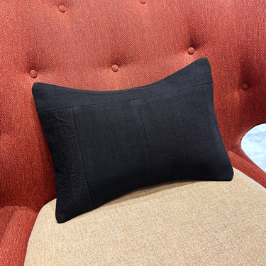 ソファの上に置かれるアンティークキリムのパッチワーククッションの写真1