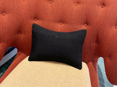 ソファの上に置かれるアンティークキリムのパッチワーククッションの写真2