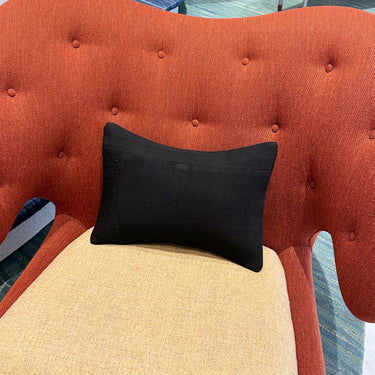 ソファの上に置かれるアンティークキリムのパッチワーククッションの写真2