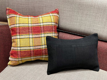 他のクッションと一緒に置かれたアンティークキリムのパッチワーククッションの写真