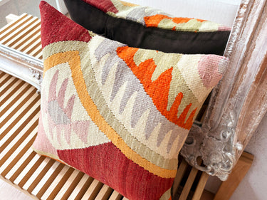 鏡の前に置かれたキリムクッション（C-15486）の写真