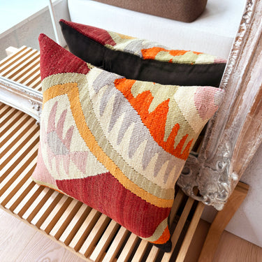 鏡の前に置かれたキリムクッション（C-15486）の写真