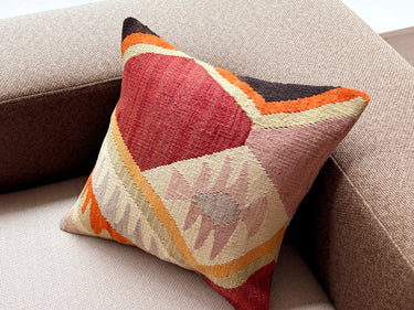ソファの上に置かれたキリムクッション（C-15486）の写真3