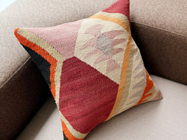 ソファの上に置かれたキリムクッション（C-15486）の写真2