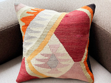 ソファの上に置かれたキリムクッション（C-15486）の写真1