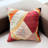 ソファの上に置かれたキリムクッション（C-15486）の写真1