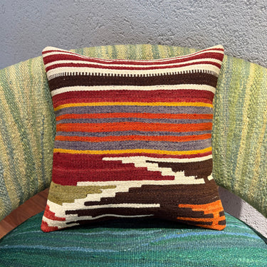 チェアに置かれたキリムクッション（C-15502）の写真3