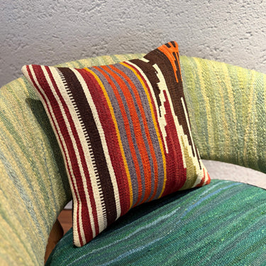 チェアに置かれたキリムクッション（C-15502）の写真2