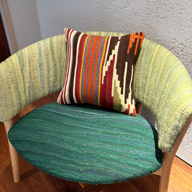 チェアに置かれたキリムクッション（C-15502）の写真1