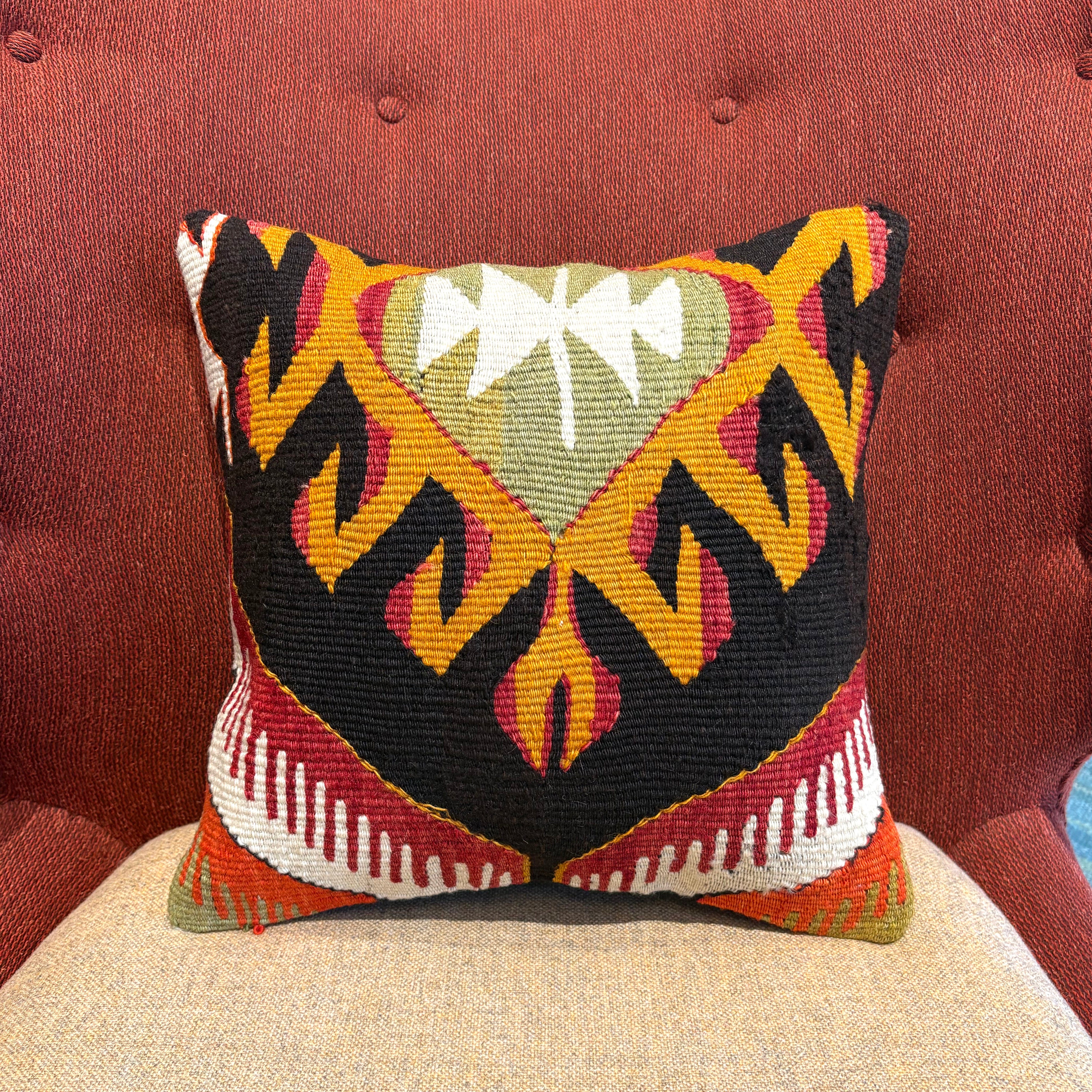 チェアの上に置かれたキリムクッション（C-15537）の写真1