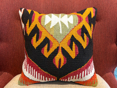 チェアの上に置かれたキリムクッション（C-15537）の写真1