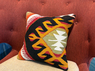 チェアの上に置かれたキリムクッション（C-15537）の写真3