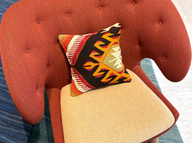 チェアの上に置かれたキリムクッション（C-15537）の写真2