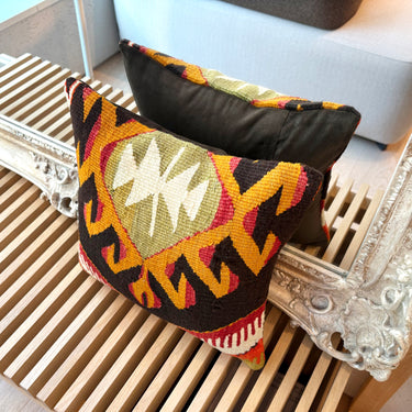 鏡の前に置かれたキリムクッション（C-15537）の写真