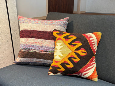 異なるサイズのクッションと並べられたキリムクッション（C-15537）の写真